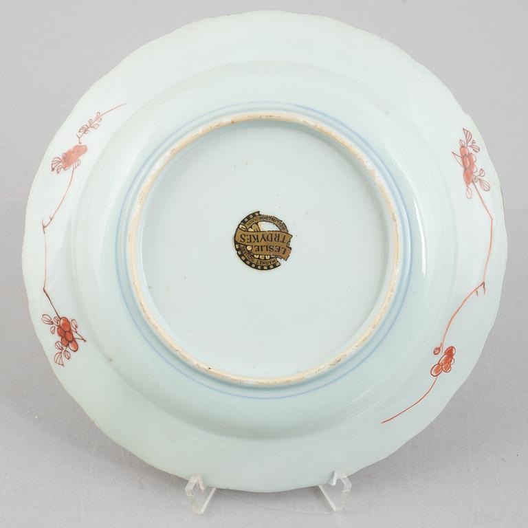 A tea caddie, a pair of plates and a pair of cups with saucers, China, Qing dynasty, 18th century.