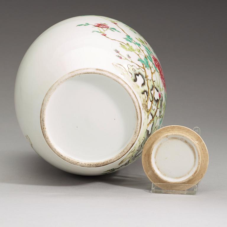 A famille rose vase with cover, late Qing dynasty.