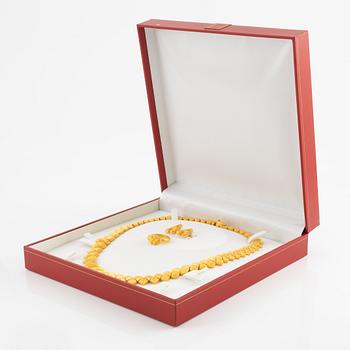 Garnityr av guldsmycken, en collier (14K), ett armband (18K), ett par örhängen (14K) och en ring (14K).