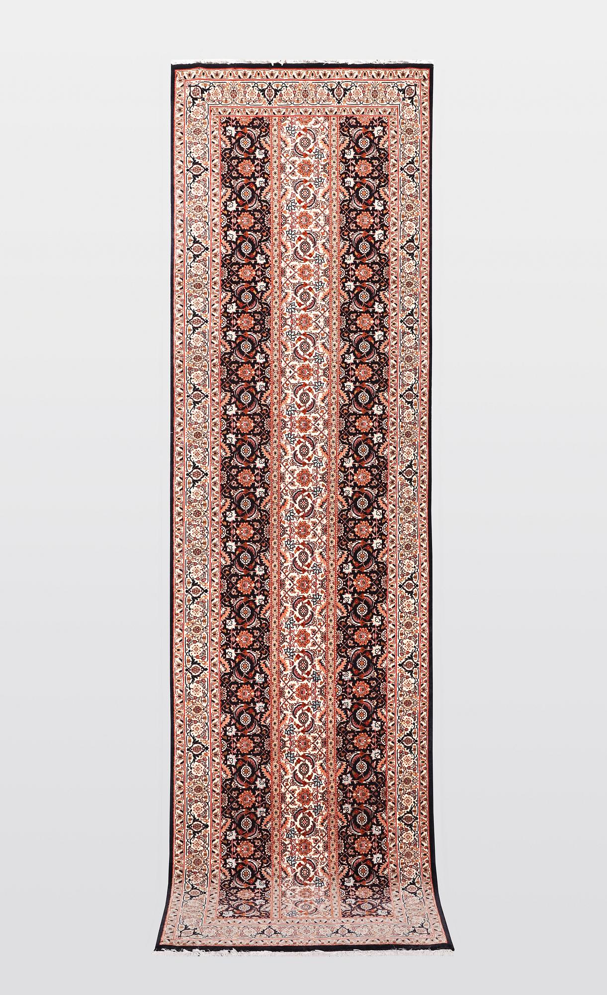 A runner, Täbris, part silk, ca 297 x 81 cm.