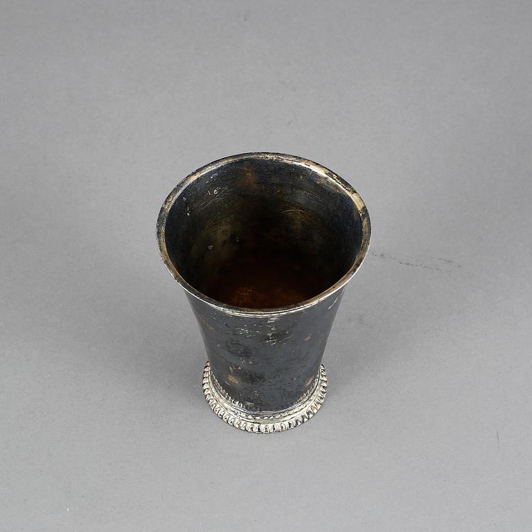 BÄGARE, silver, oidentifierad smed BM, Stockholm, 1714. Vikt ca 111 gram.