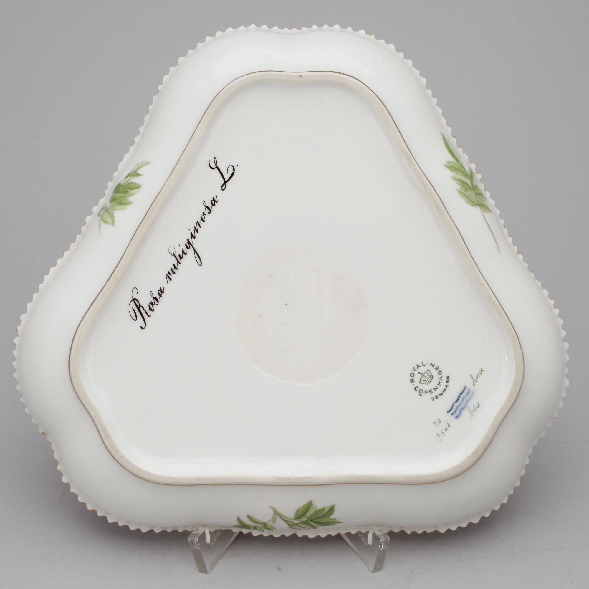 FAT, porslin. "Flora danica", Royal Copenhagen, 1900-tal.