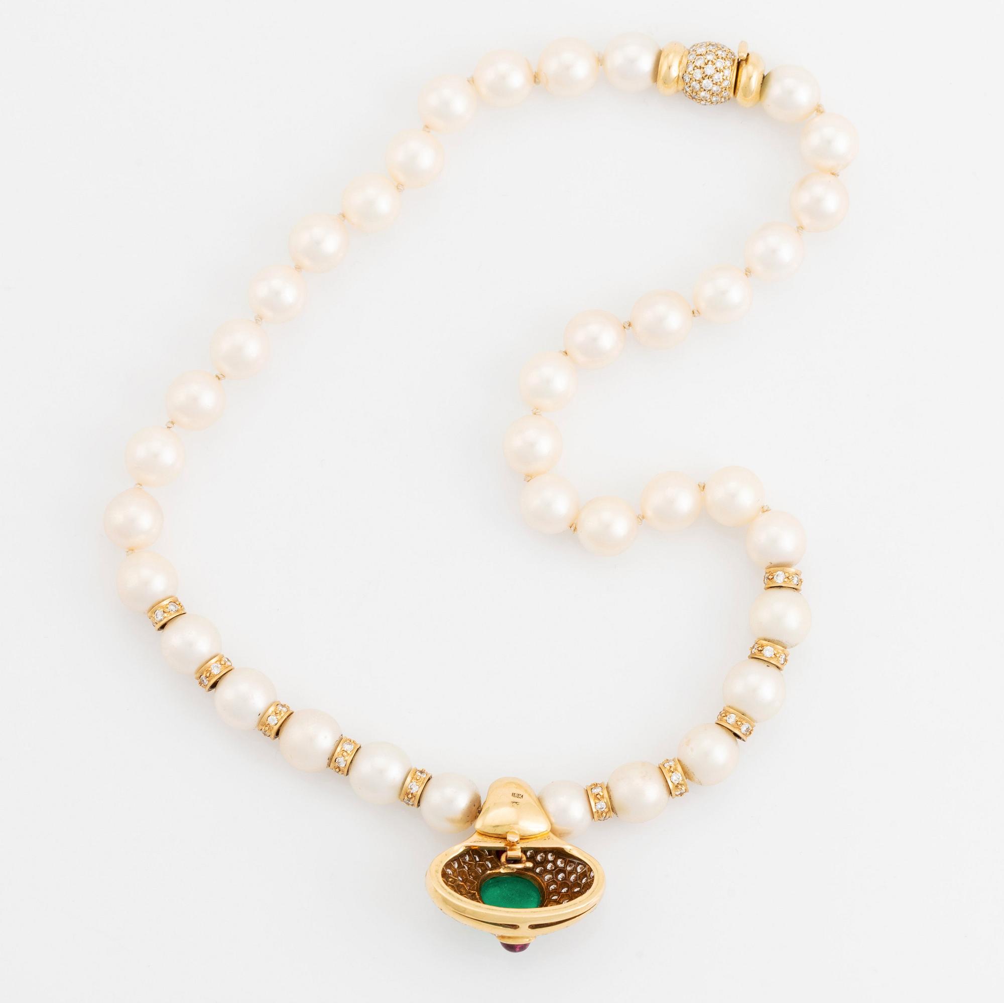 A cultured pearl necklace with a pendant and a pair of earrings.