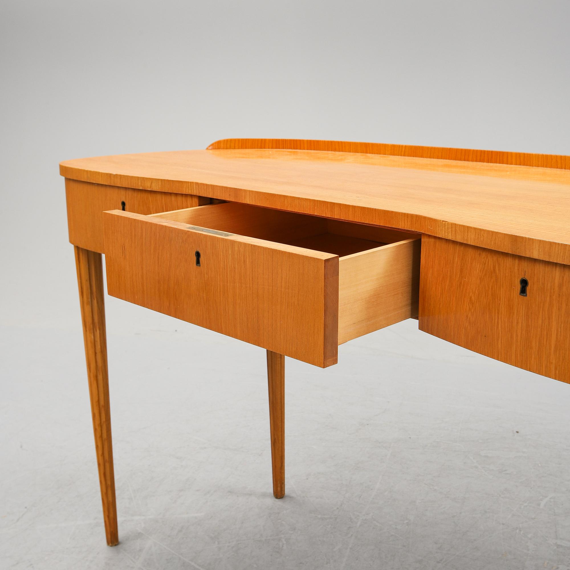 A mid 20th Century dressing table.