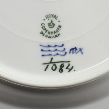 TALLRIKAR, 8 st, samt DJUPA TALLRIKAR, 6 st, porslin, "Musselmalet", Royal Copenhagen, Danmark, 1900-tal.