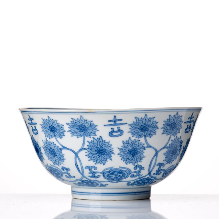 A blue and white lotus bowl, Qing dynasty, Kangxi (1662-1722).