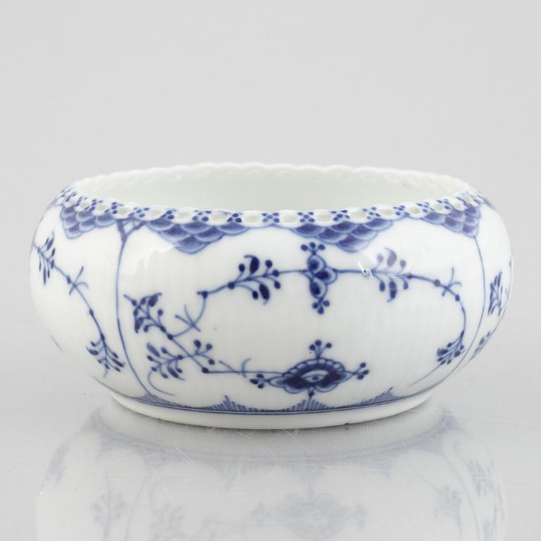 A 'Blue Fluted Full Lace' / 'Musselmalet' porcelain bowl, model 1183, 1898-1923.