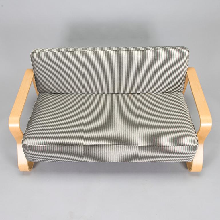 Alvar Aalto, soffa, modell 544 för Artek 2000-tal.
