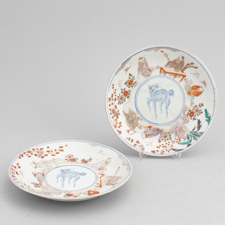 A set of 7 Japanese imari verte dishes, Meiji period (1868-1912).