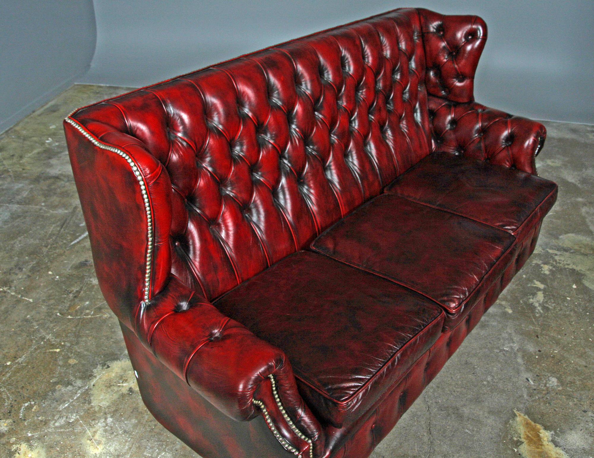 SOFFA samt FÅTÖLJ, Chesterfieldstil, 1900-tal.