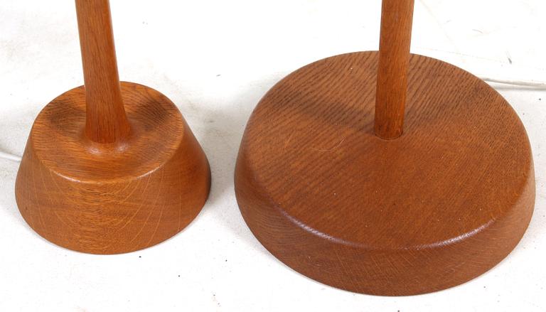 BORDSLAMPA samt GOLVLAMPA, teak, etikettmärkt "MADE IN SWEDEN BY LUXUS VITTSJÖ".