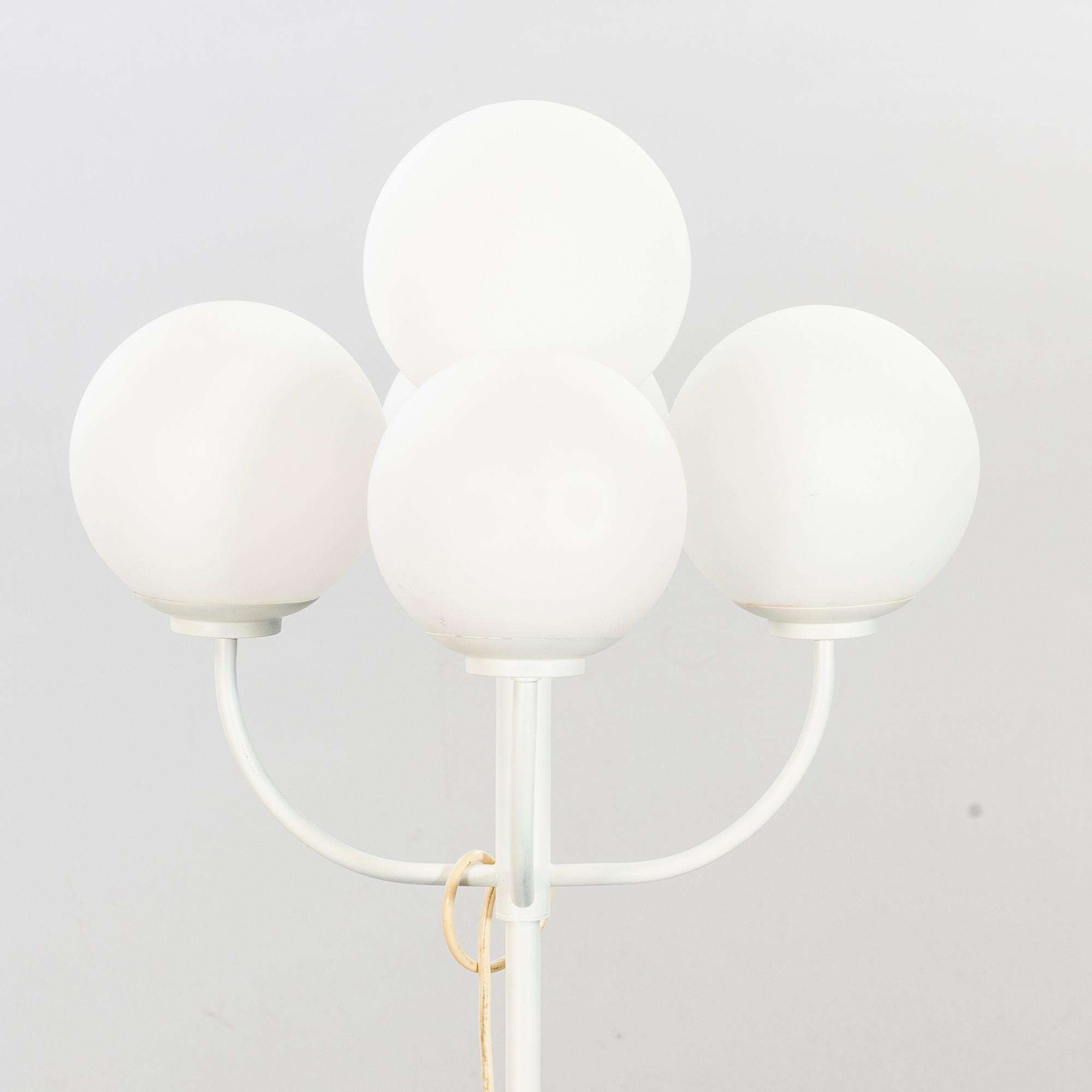A 1980'S FLOOR LAMP.