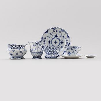 KAFFESERVIS, 33 delar, porslin, "Musselmalet", Royal Copenhagen, 1900-talets andra hälft.