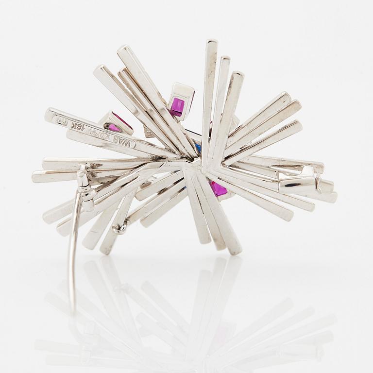 WA Bolin brosch 18K vitguld med baguetteslipade diamanter samt safirer och rubiner.
