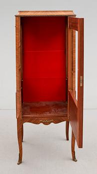 VITRINSKÅP, gustaviansk stil, 1900-talets mitt.