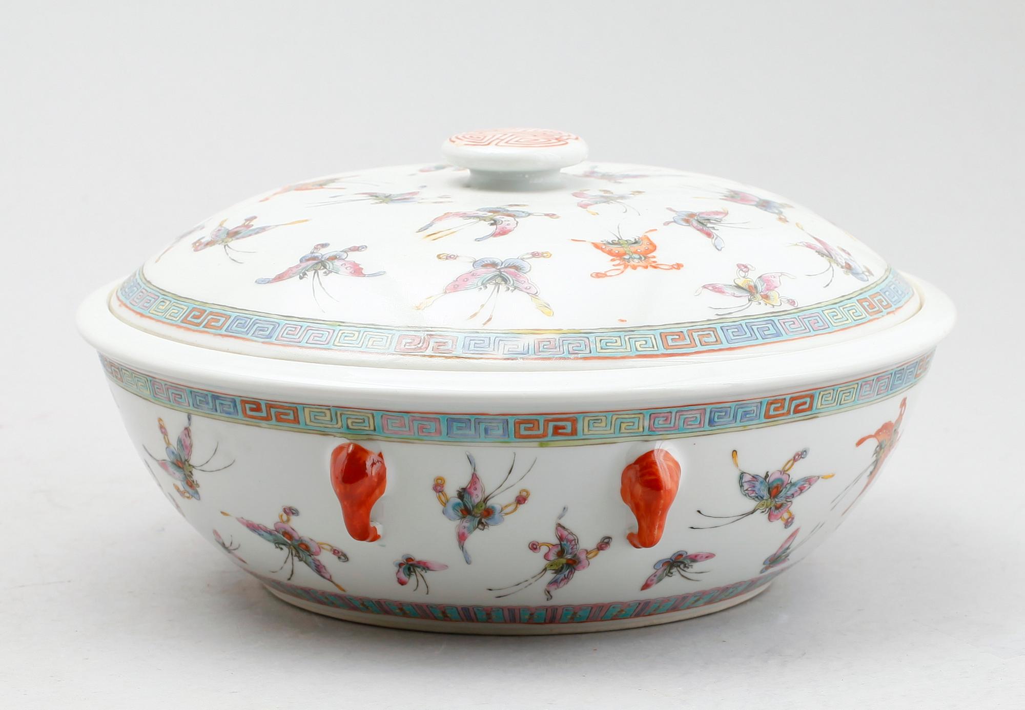 TERRIN MED LOCK, porslin, Kina, 1900-talets första hälft.