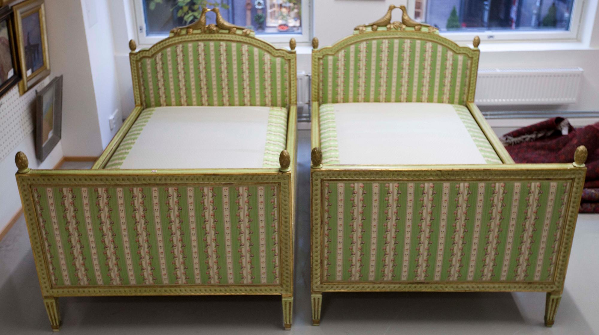 SÄNGAR, ett par, gustaviansk stil, 1800-talets slut.