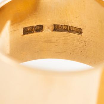 Ring 18K guld med gammalslipad diamant, briljantslipade och baguetteslipade diamanter samt carréslipade safirer.