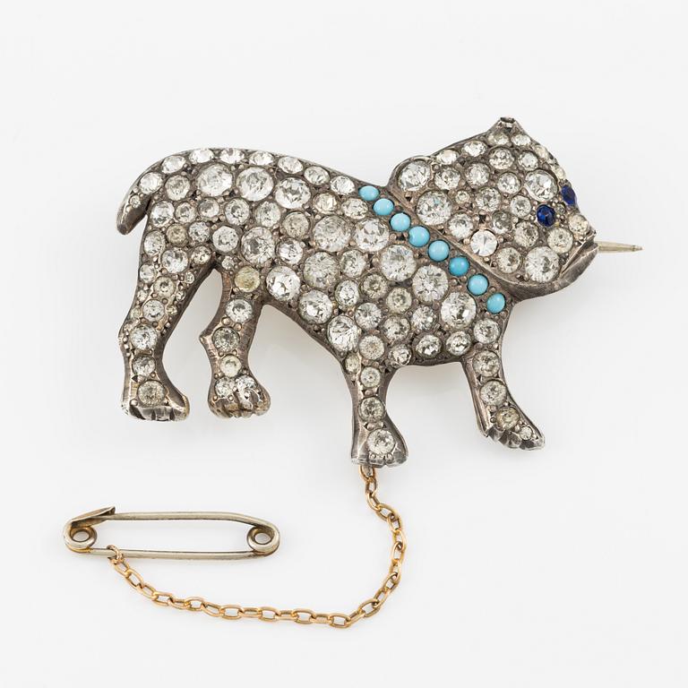 Brosch i form av bulldog, silver med syntetiska stenar.