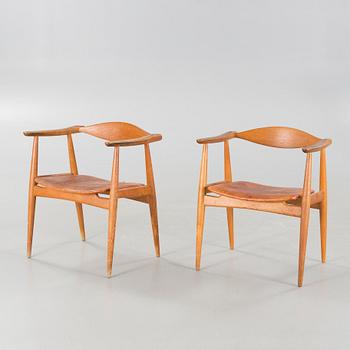 HANS J WEGNER, a pair of arm chairs for Carl Hansen & Son, model "CH35", third quarter of the 20th century.