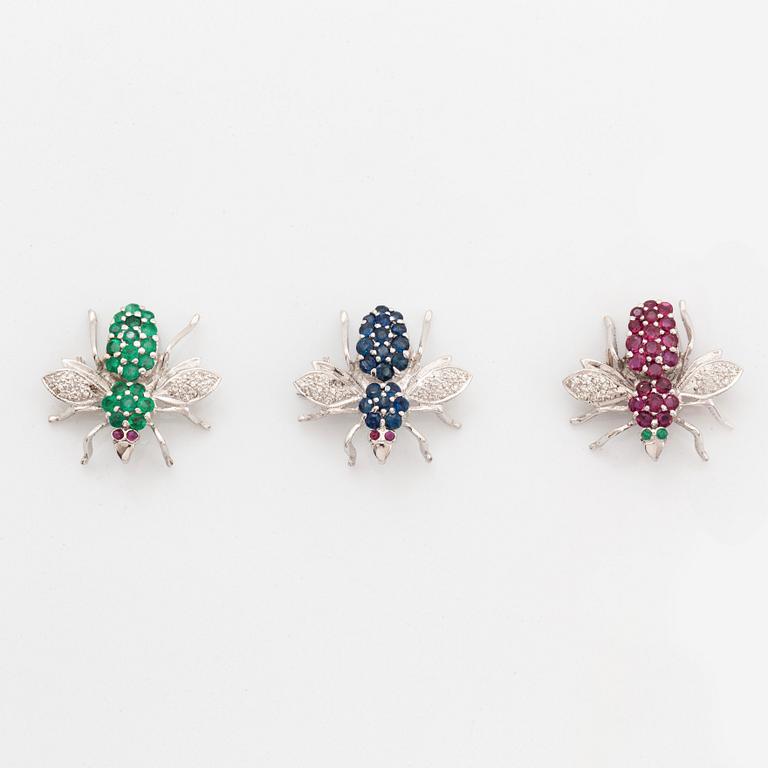 Three fly brooches in 18K white gold set with round brilliant-cut diamonds.