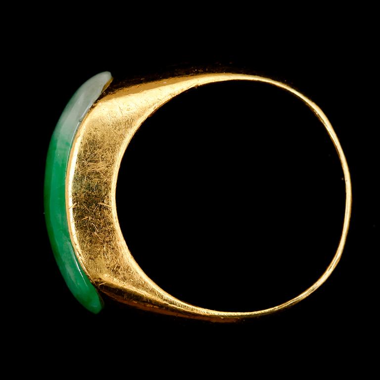 RING, 22 k guld, Kina, med jade.