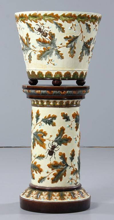 PIEDESTAL samt YTTERFODER, majolika, Rörstrand, omkring sekelskiftet 1800/1900.