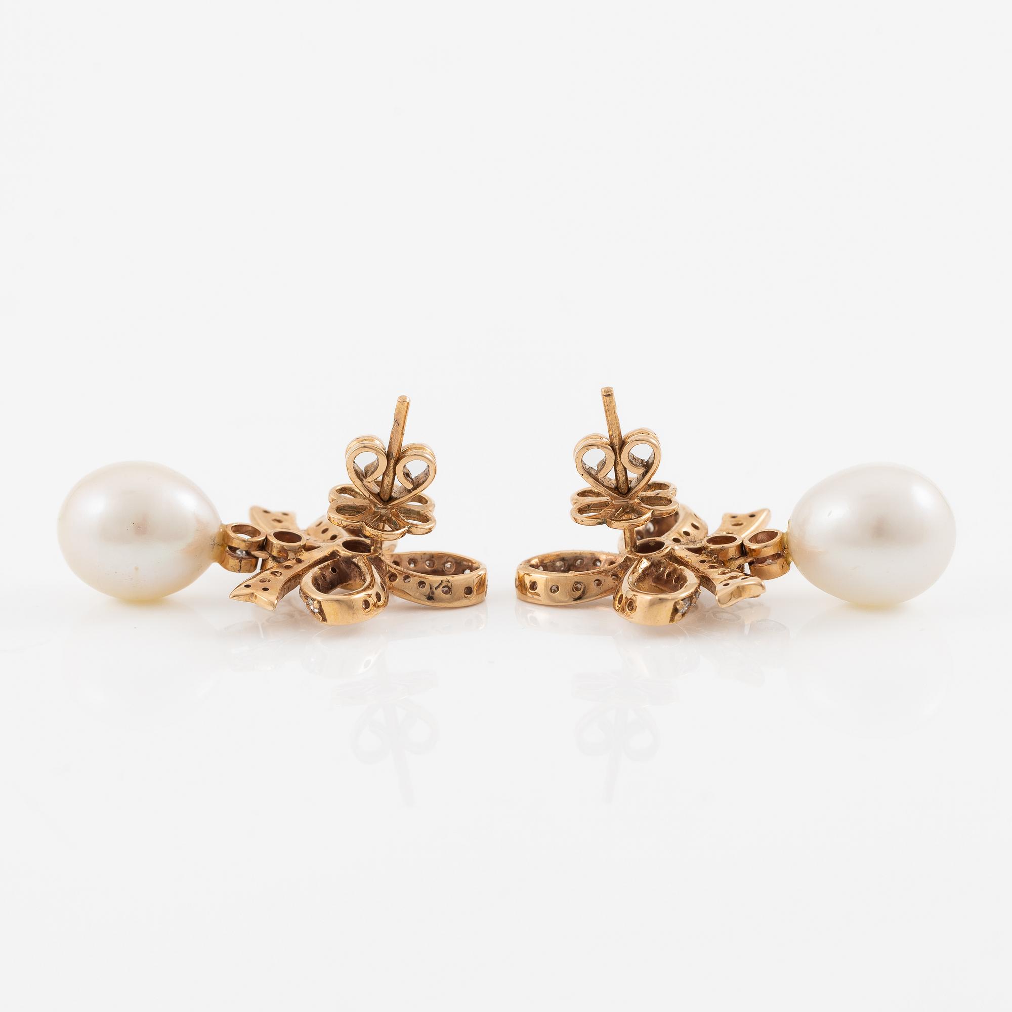 Earrings, a pair, 18K rose gold with cultured freshwater pearls and brilliant-cut diamonds.