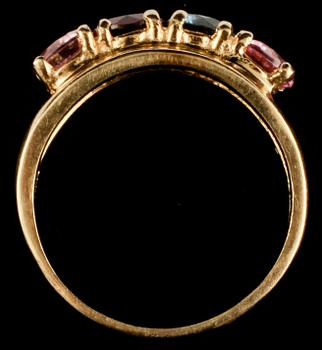 RING, 14k guld med olikfärgade briljantslipade ädelstenar, utländska stämplar. Vikt 5 g.