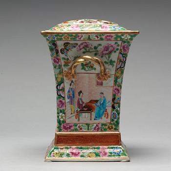 TULPANVAS, porslin. Kanton, Qingdynastin, 1800-tal.