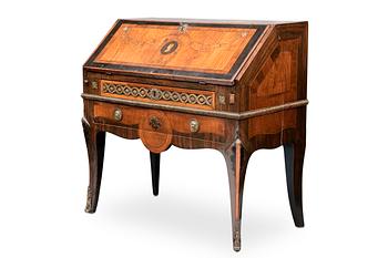 547. A SECRETAIRE CHEST.