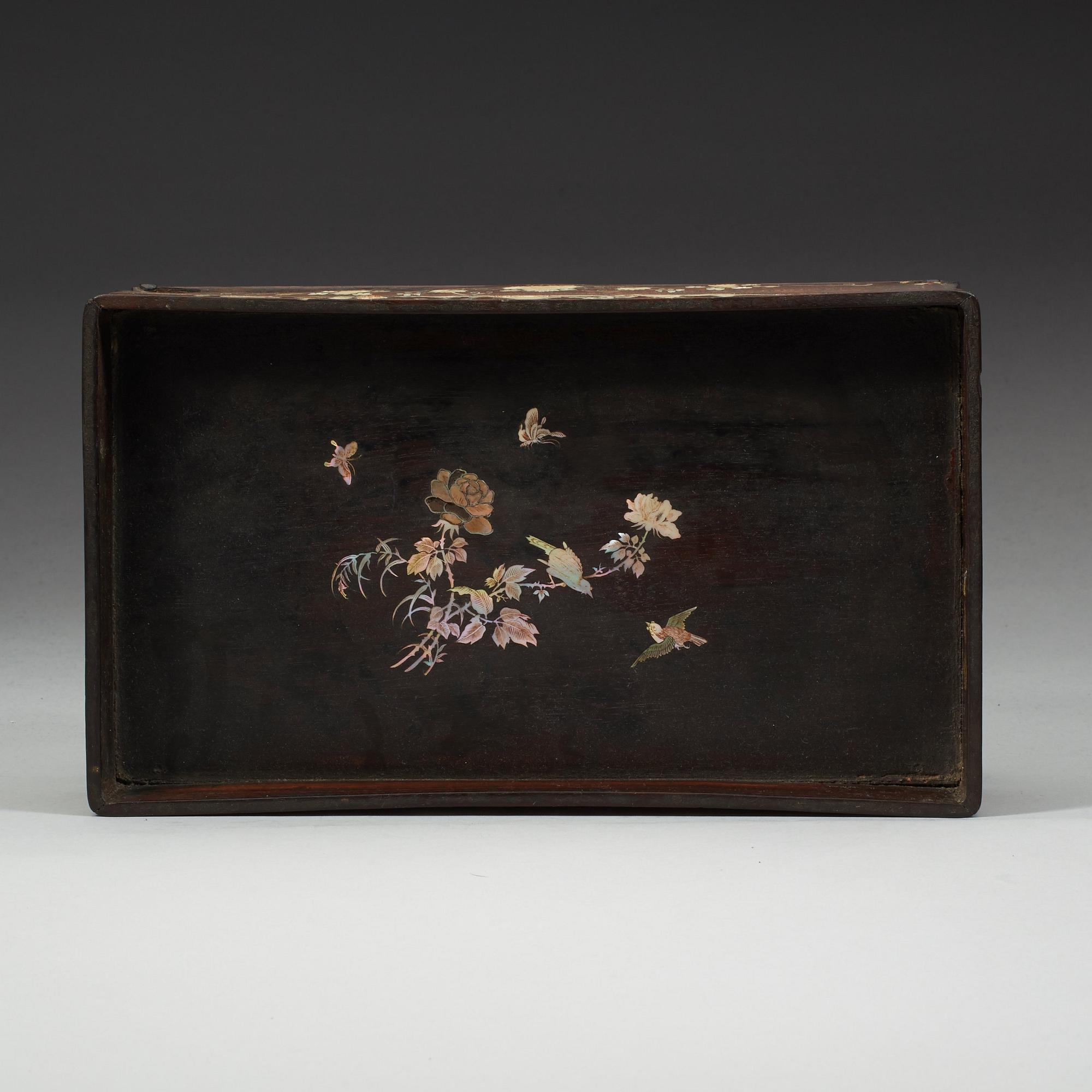 Opiumbricka, trä med inläggningar i pärlemor. Qingdynastin, 1800-tal.
