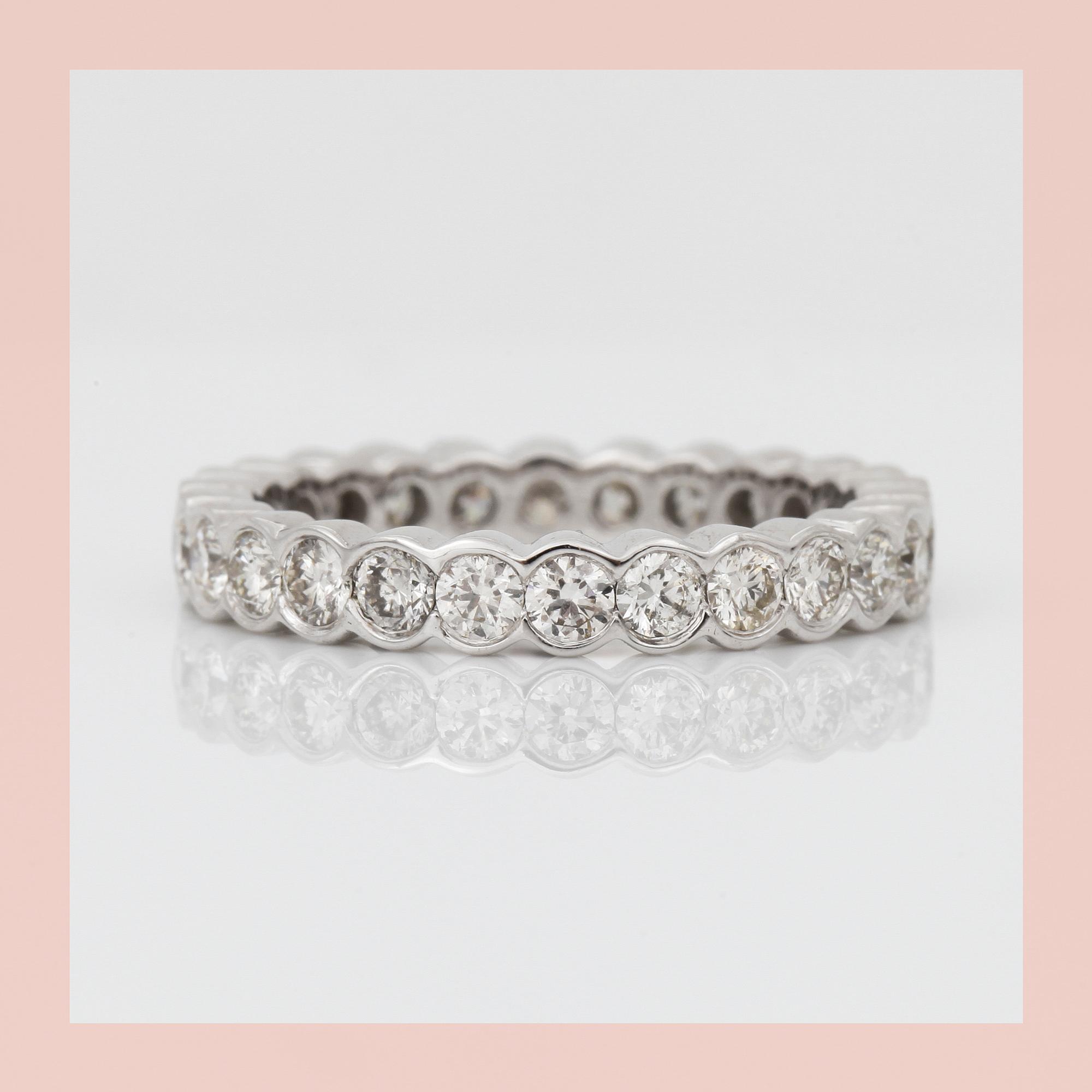 RING, 18k vitguld med 25  briljantslipade diamanter tot cirka 1,50 ct. Vikt ca 4 g. Kvalité ca G-H/VS-SI.