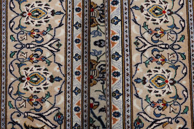 A carpet, Kashan, ca 326 x 257 cm.
