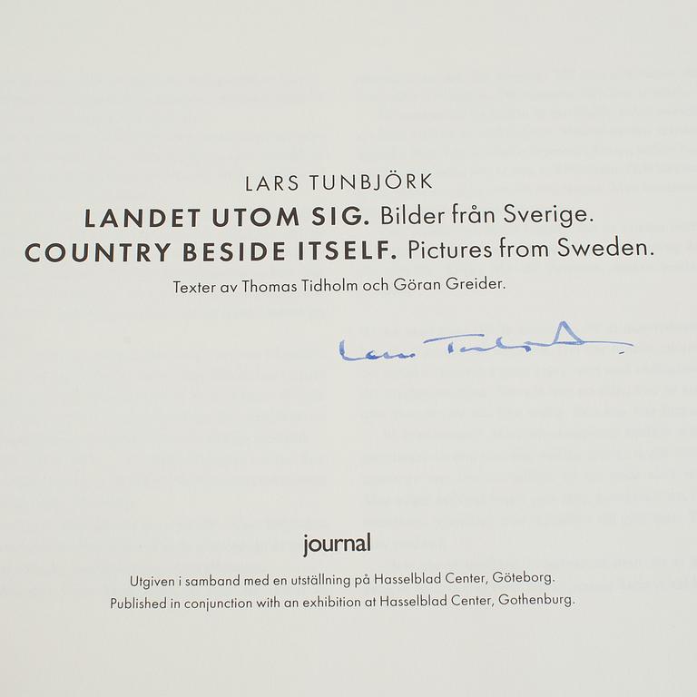 LARS TUNBJÖRK, bok/journal, "Landet utom sig", 1:a upplaga, 1993. Signerad av Lars Tunbjörk.