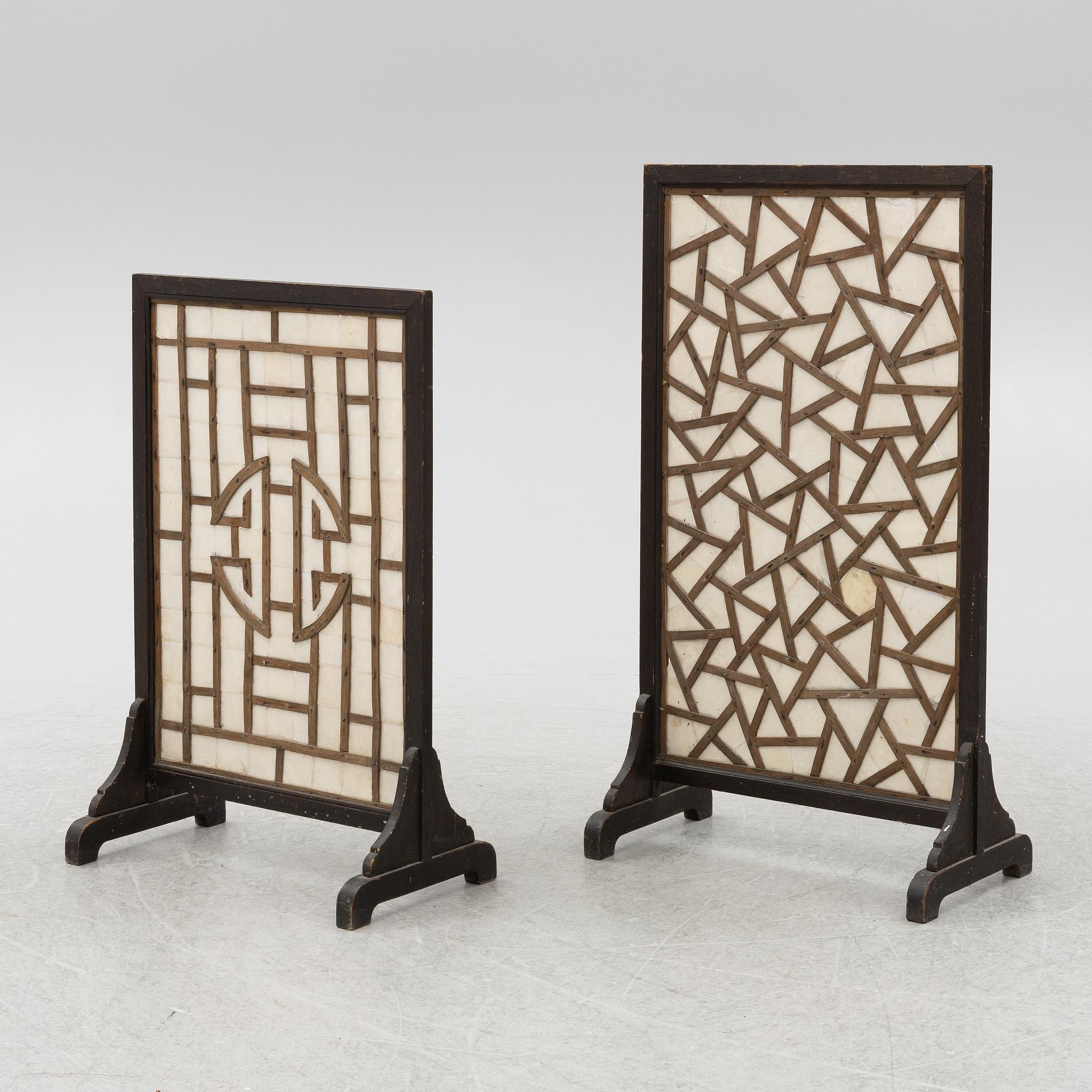 Skärmar två stycken, trä och papp. Kina, sen Qingdynasti/tidigt 1900-tal.