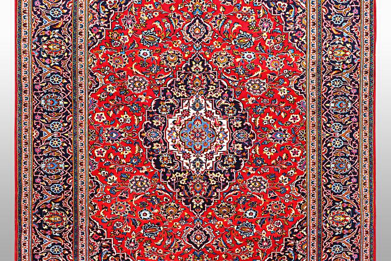 A carpet, Kashan, ca 354 x 251 cm.