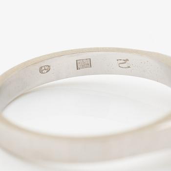 Ring 18K vitguld med odlad pärla och åttkantslipade diamanter.