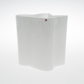 ALVAR AALTO, A GLASS VASE, signed Alvar Aalto - 3031. - Bukowskis