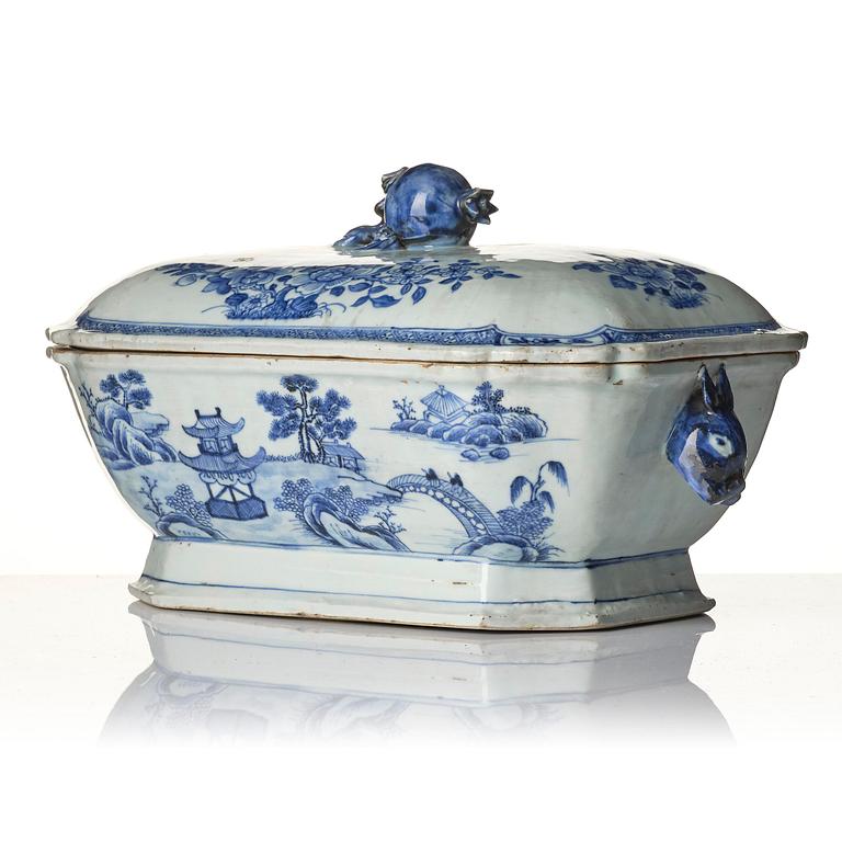 A blue and white dinner service, Qing dynasty, Qianlong (1736-95).  (45 pieces).