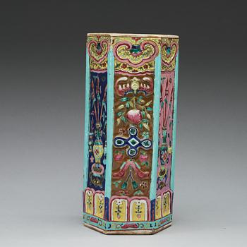 VAS, porslin. Qing dynastin, 1800-tal.