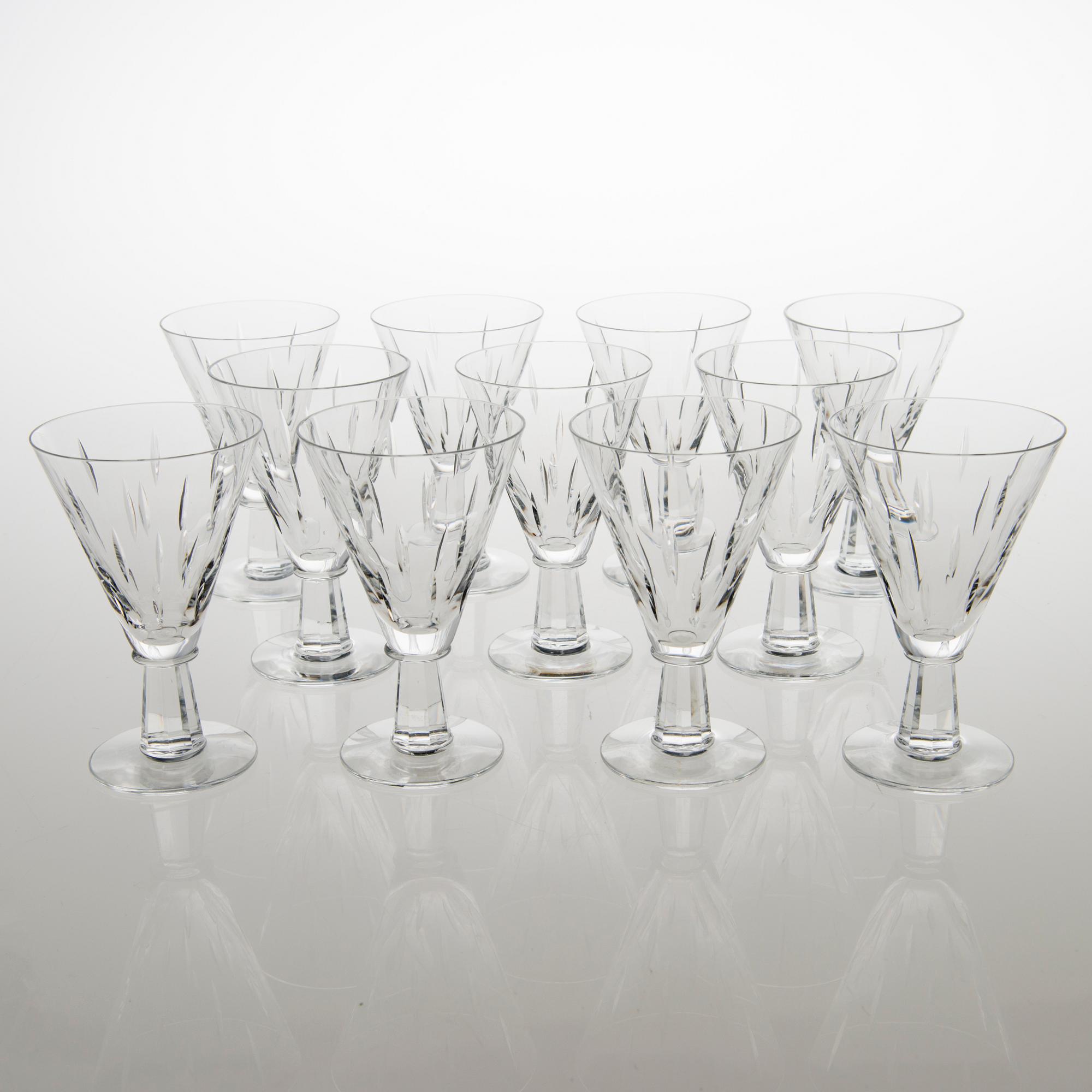 SAARA HOPEA 71-piece Inari crystal stemware set for Nuutajärvi. Designed in 1953.