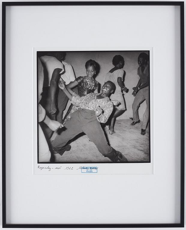 Malick Sidibé, "Regardez-moi", 1962.