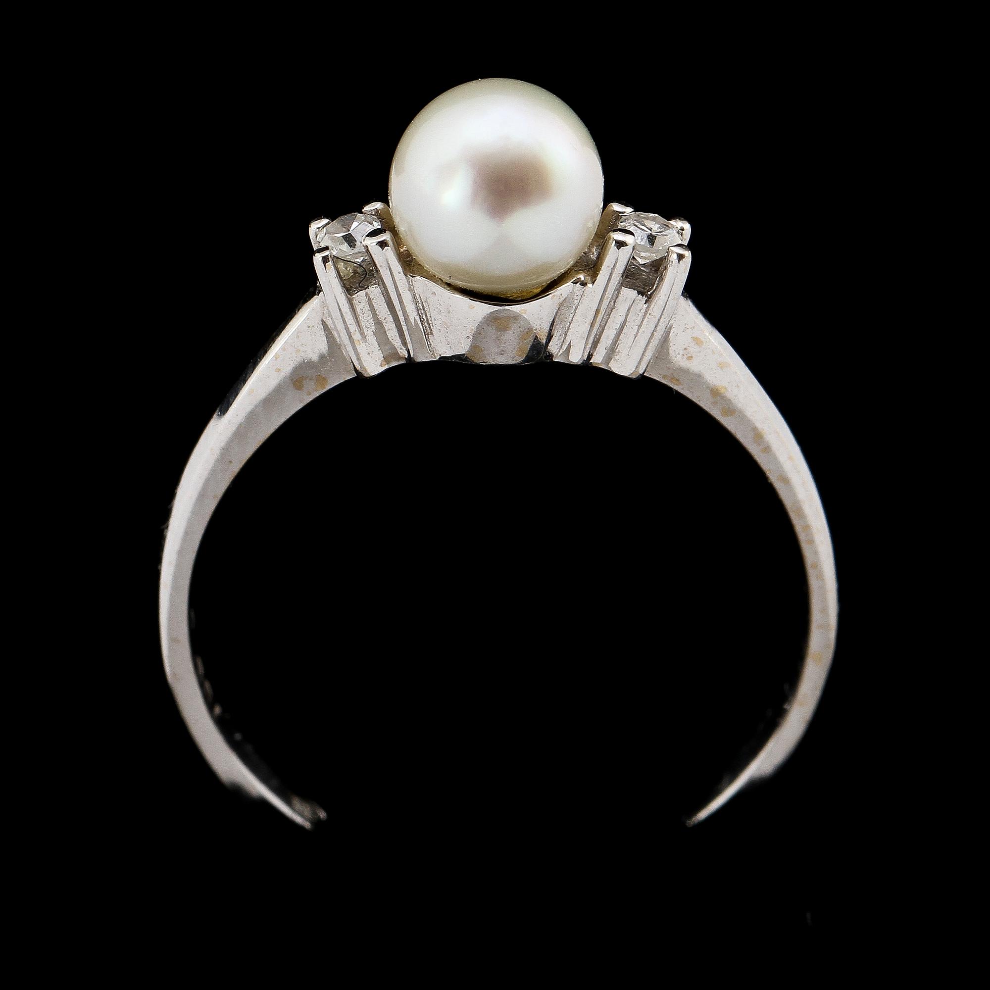 RING, 18k vitguld med pärla och 2 st briljanter. Vikt 2 g.