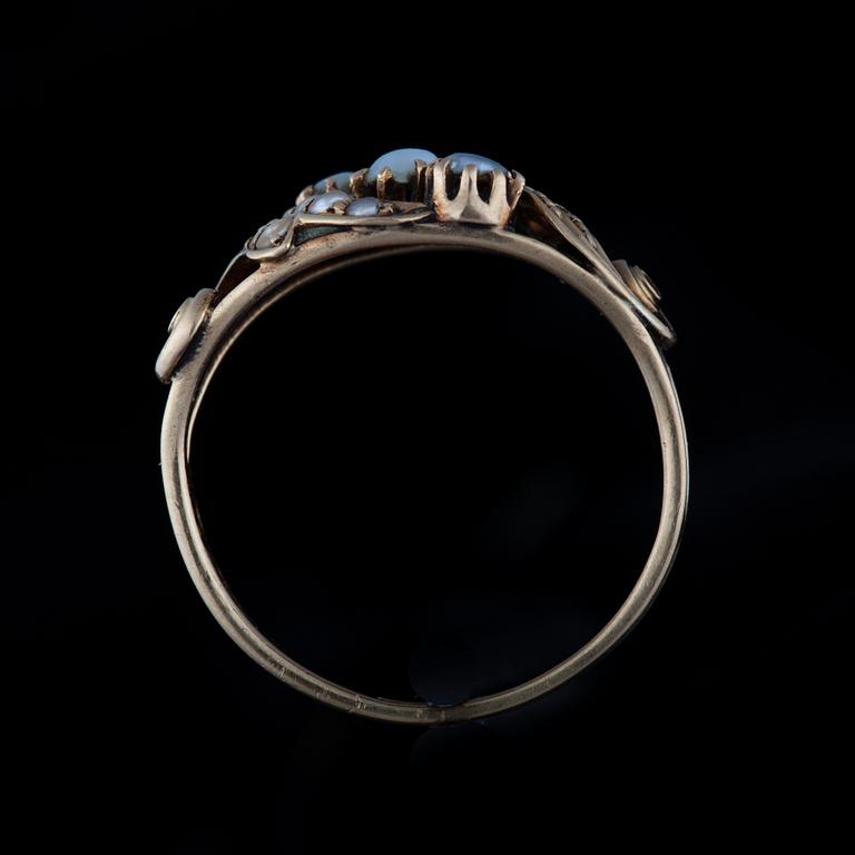 RING, 18K guld, pärlor. Vikt ca 1,9 g.