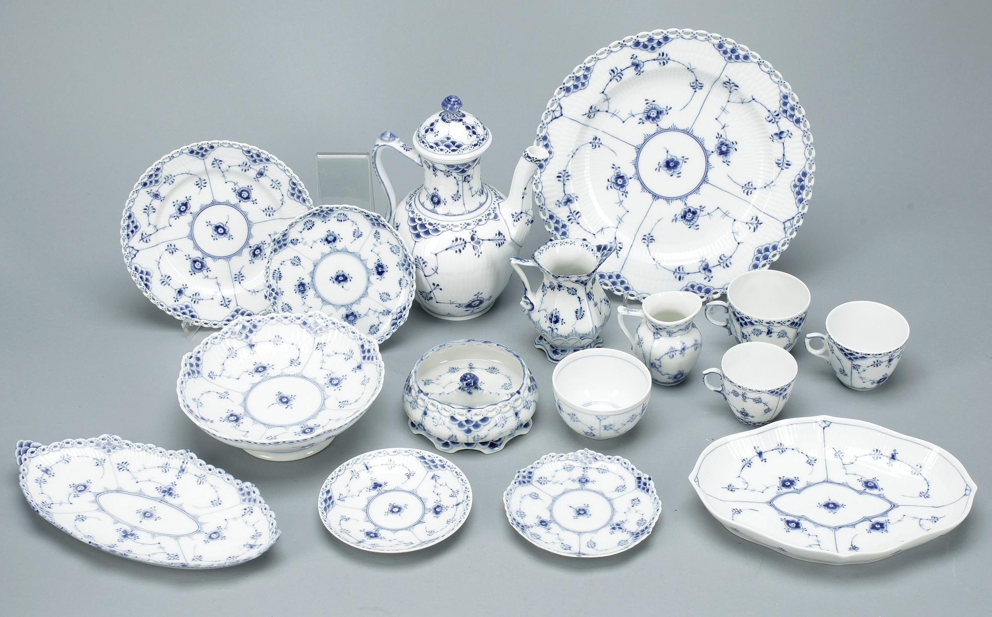SERVISDELAR, 54 delar, "Musselmalet", Royal Copenhagen, Danmark, 1900-tal.