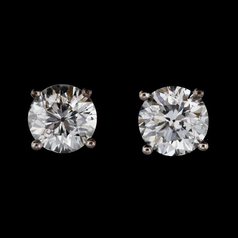 A pair of mdium cut diamonds, tot. 2.10 cts.