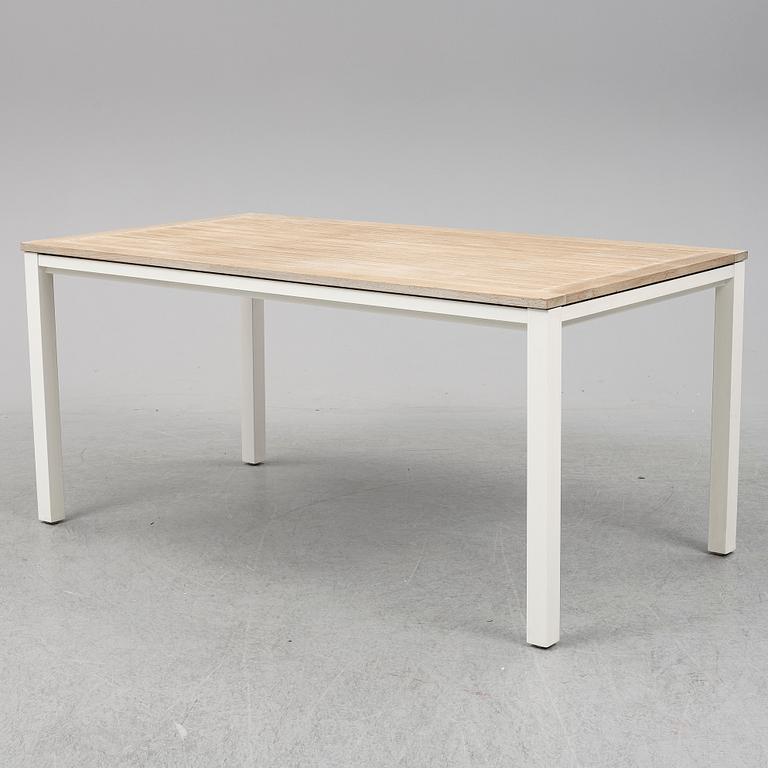 A garden table with four chairs, Gloster.
