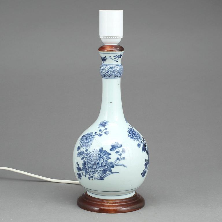 BORDSLAMPA, porslin, Kina, Qingdynastin, Qianlong (1735-1796).