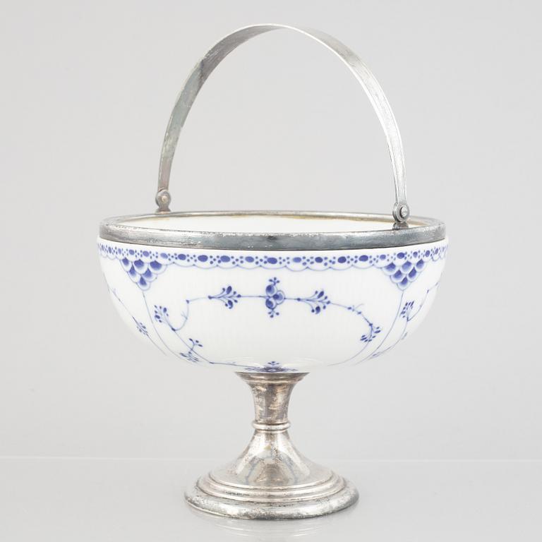 Skål på fot, porslin, metallskodd, Royal Copenhagen, "Musselmalet halvblond", omkring 1900.